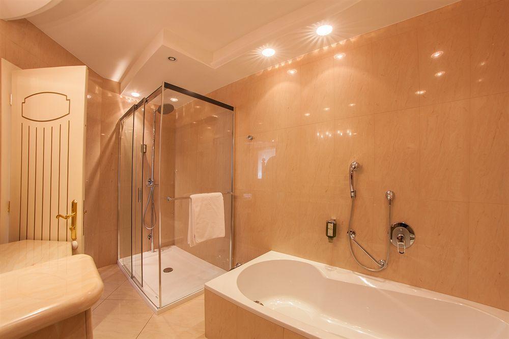 Cityhotel Goldener Adler B&B Chiusa Esterno foto