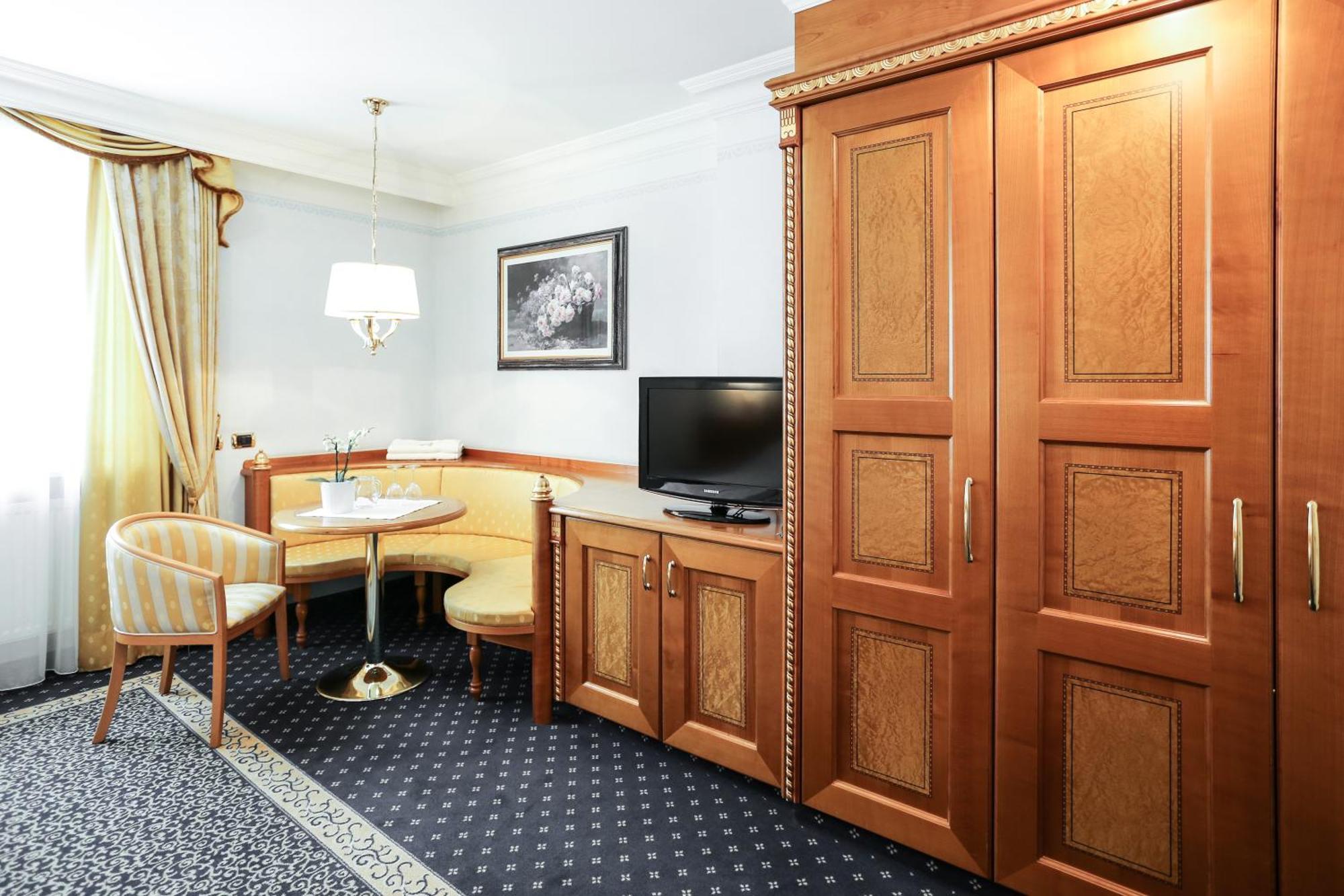 Cityhotel Goldener Adler B&B Chiusa Esterno foto