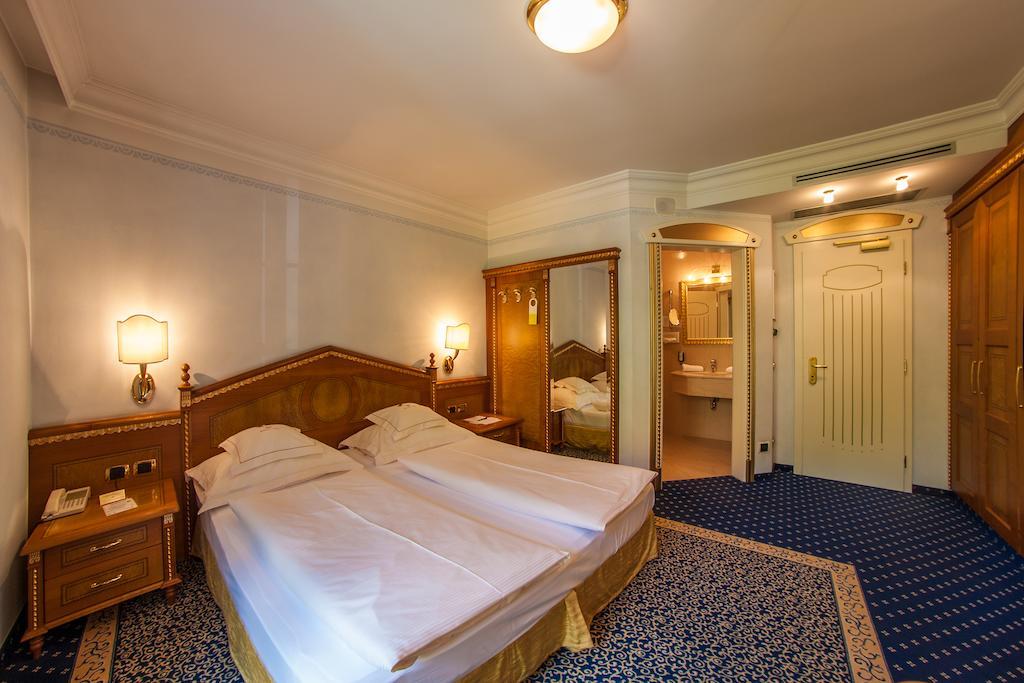 Cityhotel Goldener Adler B&B Chiusa Camera foto