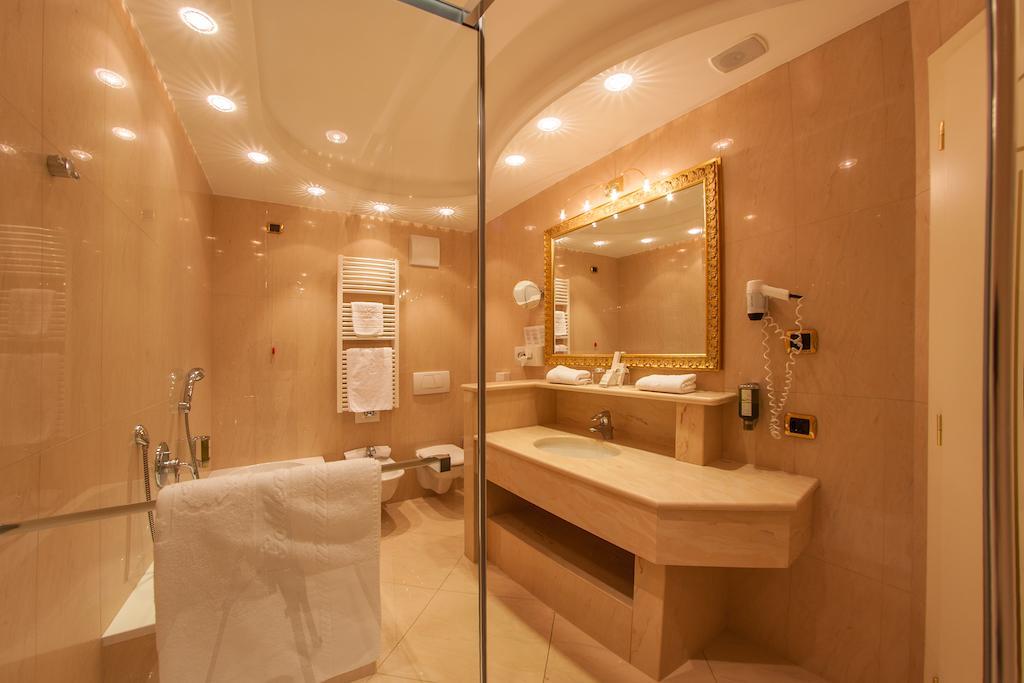 Cityhotel Goldener Adler B&B Chiusa Camera foto
