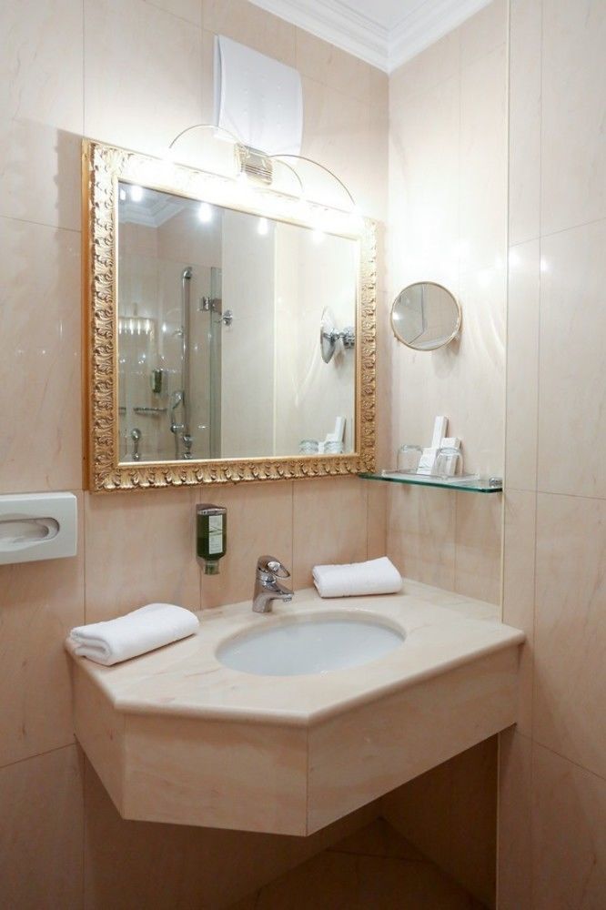 Cityhotel Goldener Adler B&B Chiusa Esterno foto