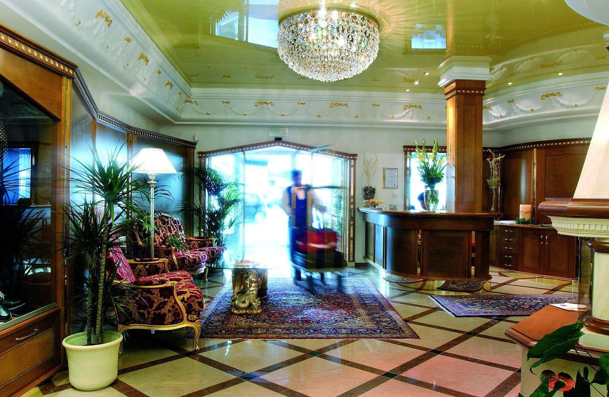 Cityhotel Goldener Adler B&B Chiusa Esterno foto
